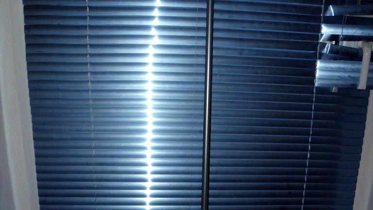 wehr von euch könnte mir 4gartienstangen anbringen und zwei deckenlampen?