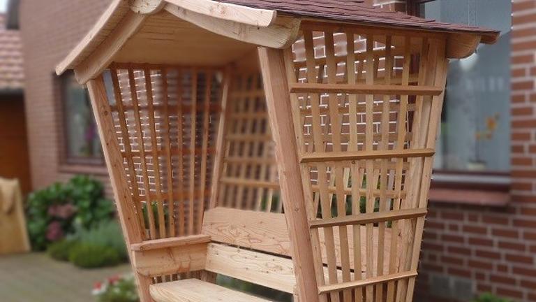 Gartenlaube. Frühlingsgeschenk. Holzbank. Gartenbank.