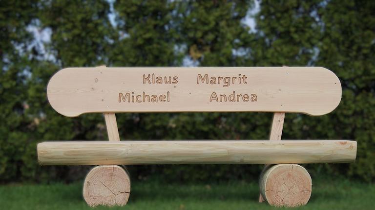 Gartenbank aus Lärche mit Gravur. Hochzeitsgeschenk. Frühlingsgeschenk.