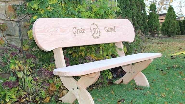 Terrassenbank. Holzbank mit Gravur. Hochzeitsgeschenk.