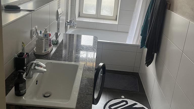 Helles 12 m² Zimmer in 2er-WG mit Balkon, nette Mitbewohnerin gesucht