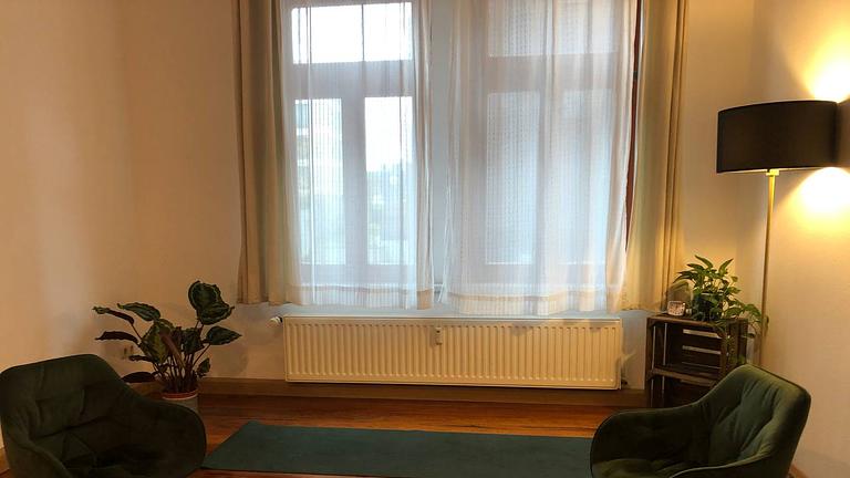 schöner Arbeitsraum in körpertherapeutischer Praxis fürs Wochenende