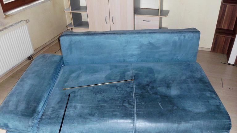 wehr von euch könnte mir für 30euro dieses sofa entsorgen bitte