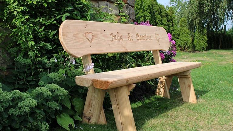 Frühlingsgeschenk. Hochzeitsgeschenk. Gartenbank mit Gravur.