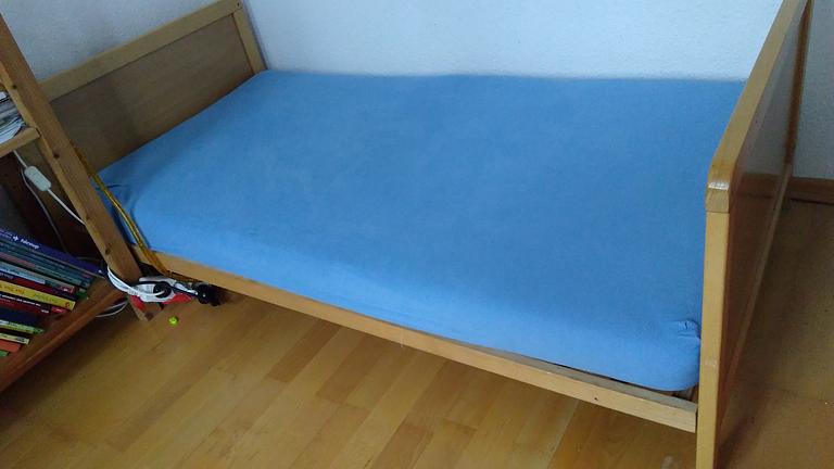 Vorschaubild Kinderbett mit Matratze abzugeben