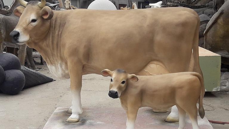 Vorschaubild Kuh lebensgroß mit dazu passenden Kalb 3D Modelle für Garten