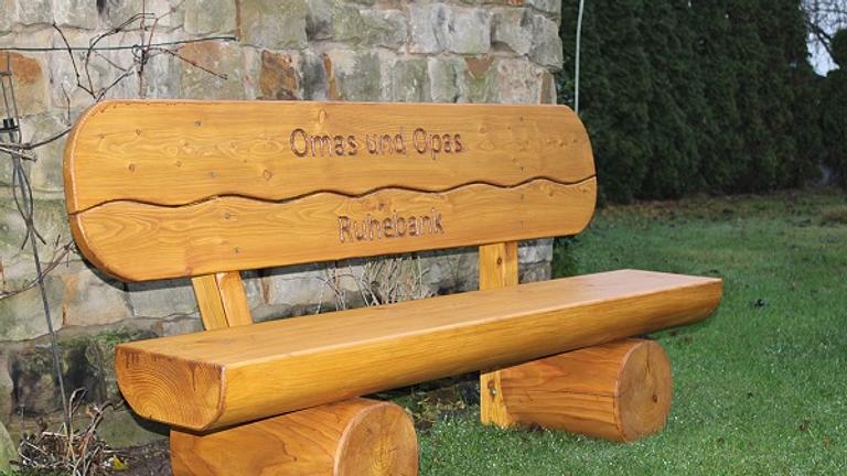 Gartenbank aus Lärche mit Gravur. Jubiläums Geschenk. Weinachtsgeschenk.