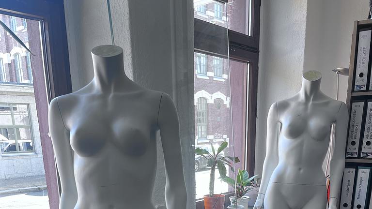 Schaufensterpuppen weiblich und männlich mit Standhalter