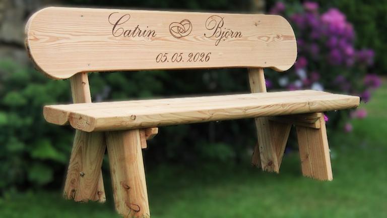Gravierte Gartenbank – individuelles Geschenk zum Ruhestand oder zur Hochzeit