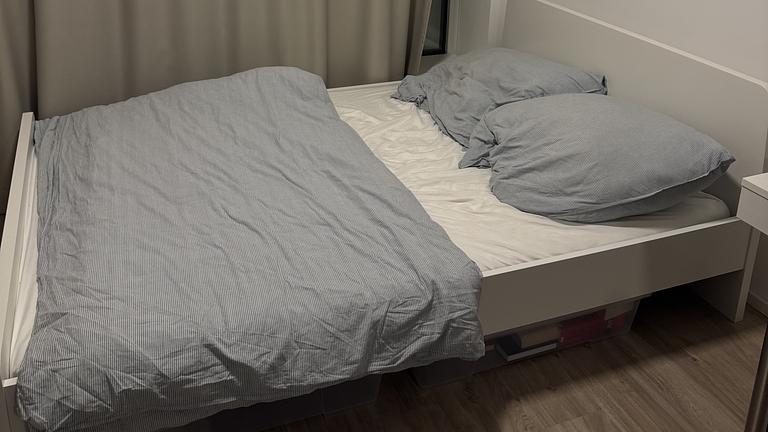 IKEA Bett inklusive Lattenrost und Matratze kurzfristig  zu verkaufen.