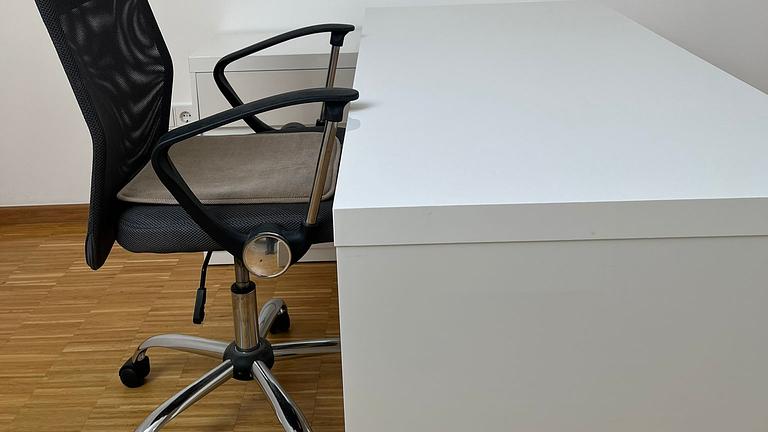 Schreibtisch * weiß * über Eck mit Regal * gut bis sehr gut erhalten