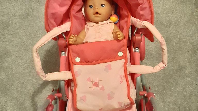 Roter Puppenwagen mit BabyBorn-Puppe