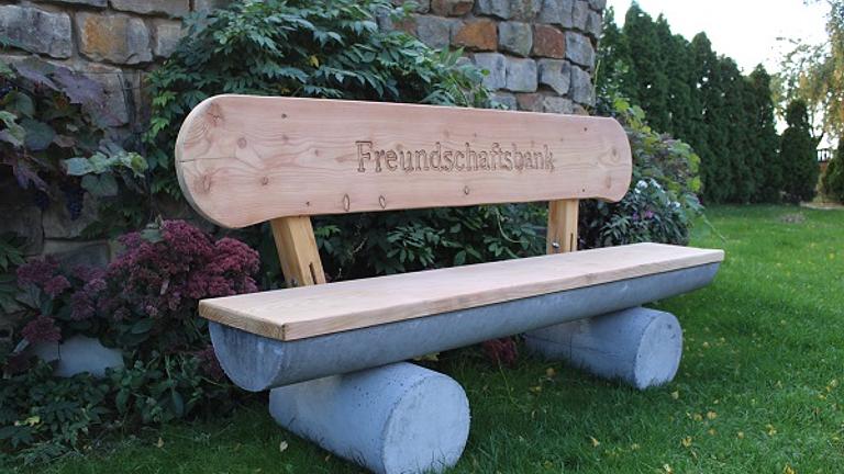 Stilvolle Betonbank mit Holz – Perfekt für Ihren Garten oder Außenbereich!
