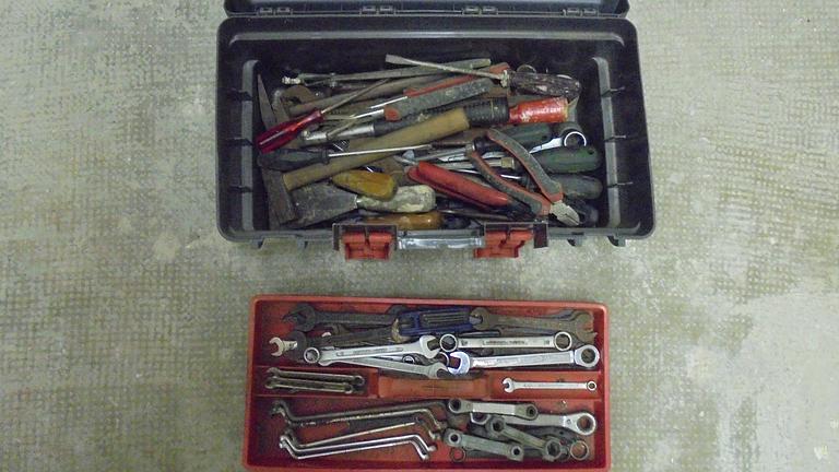 gebrauchter Werkzeugkasten mit vielen Werkzeugen gefüllt für 32 Euro