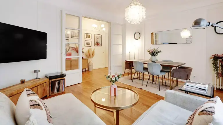 Möblierte Wohnung – Hell, 90 m², 2 Schlafzimmer, in einem Luxusgebäude,