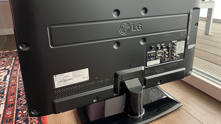 Kleiner LCD LG TV 26 abzugeben!