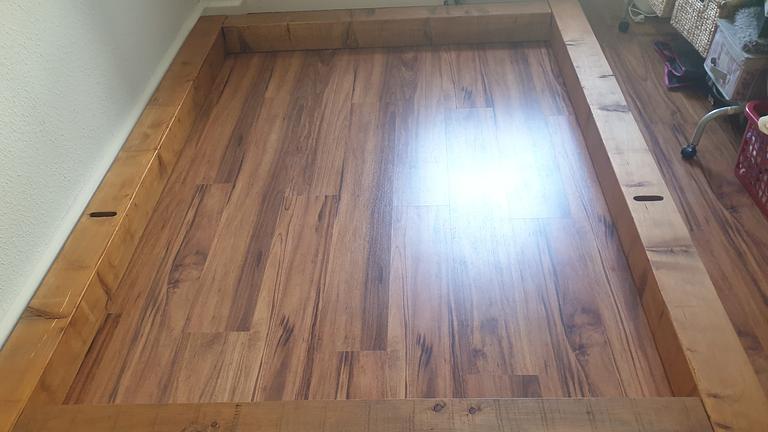 Handgefertigtes Balkenbett aus Massivholz