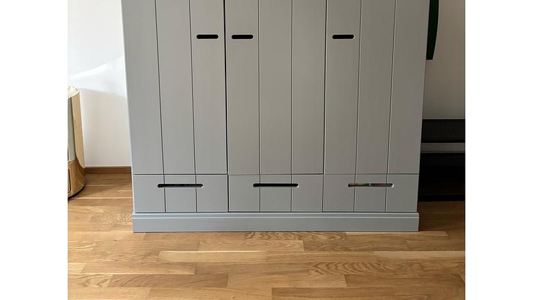 Kleiderschrank von Wood Connect in grau