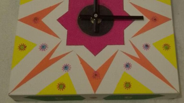Bunte Handgemachte Wanduhr