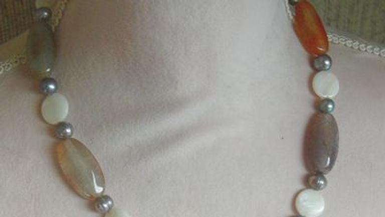 Edelsteinkette mit Achaten, Perlmutt und Perlen