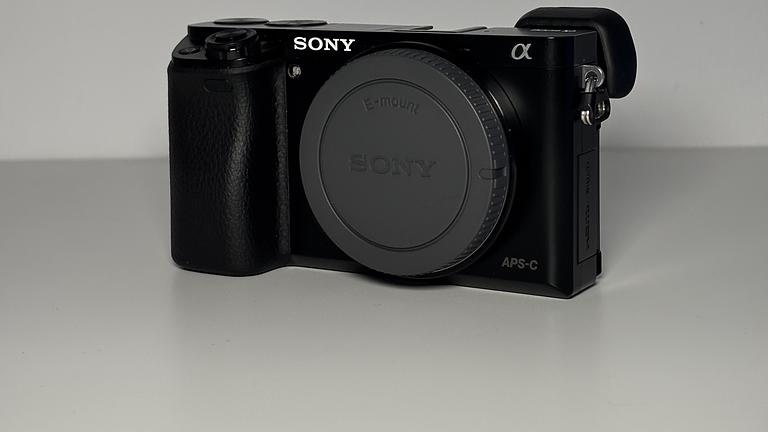 Verkaufe Sony Alpha 6000 inkl. Zubehörset & OVP, schwarz, neuwertig