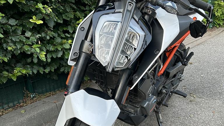 KTM Duke 125 white naked bike