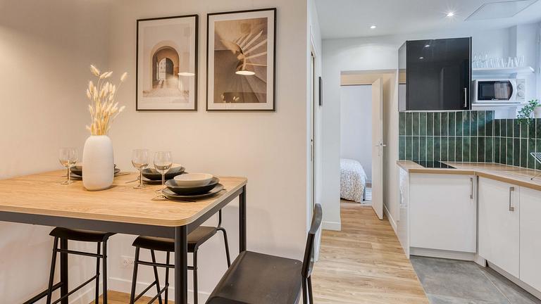 44 m² große, komplett möblierte Wohnung im 1. Stock eines Gebäudes mit Aufzug