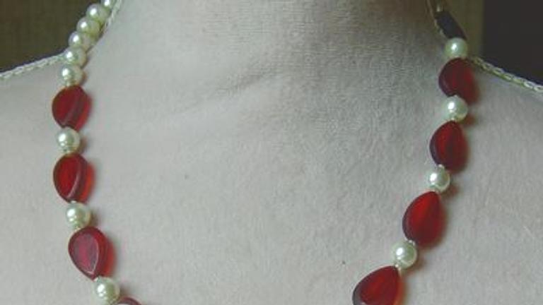 Halskette, rote, facettierte Glasteine mit Weissen Perlen