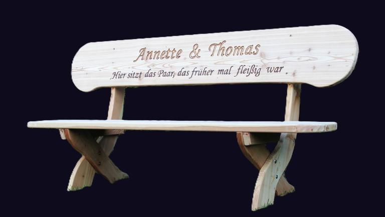 Holzbank personalisiert mit Gravur. Hochzeitsgeschenk.