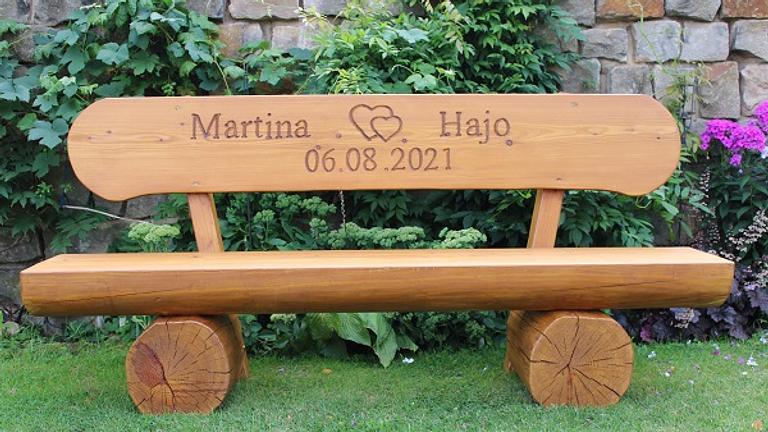 Gartenbank aus Lärche mit Gravur. Hochzeitsgeschenk. Geschenk.