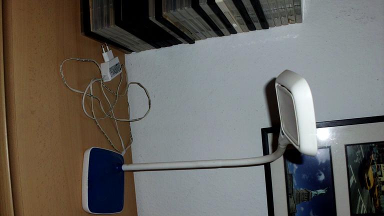 nachtisch oder für büro tischlampe ab zu geben nur für 8euro