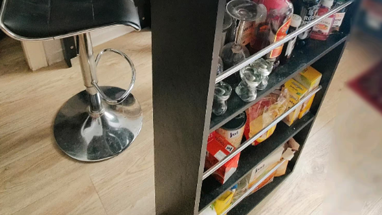 Bartisch mit 2 Hockern