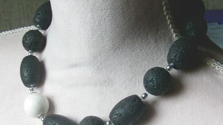 elegante Lavakette mit weitlich eingefasster weisser Koralle