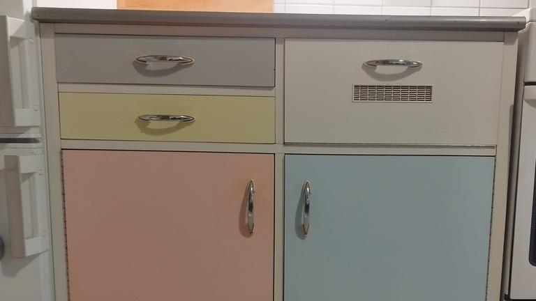 Vintage Küchenschrank pastelfarben mit Brotfach