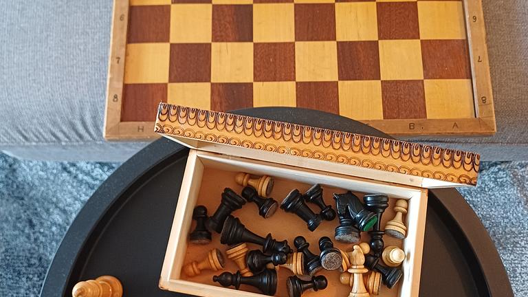 Schachfiguren und das Schachbrett aus Holz