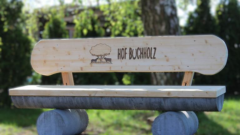 Gartenbank aus Beton und Leimholz. Krongartmöbel.