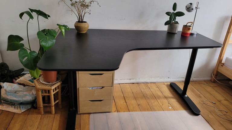 Höhenverstellbarer Schreibtisch mir viel Arbeitsfläche