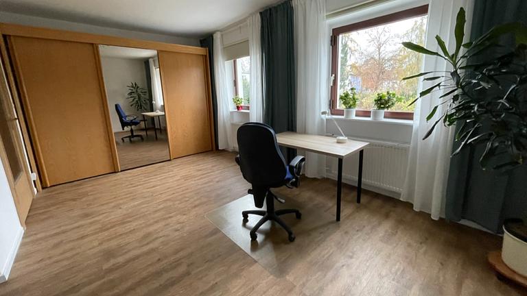 Vermiete: 2 Zimmer (22m²,15m²) mit Bad (5m²)