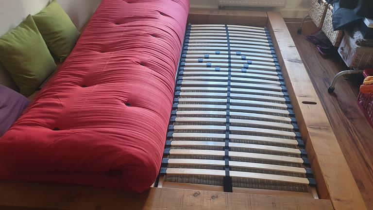 Handgefertigtes Balkenbett aus Massivholz