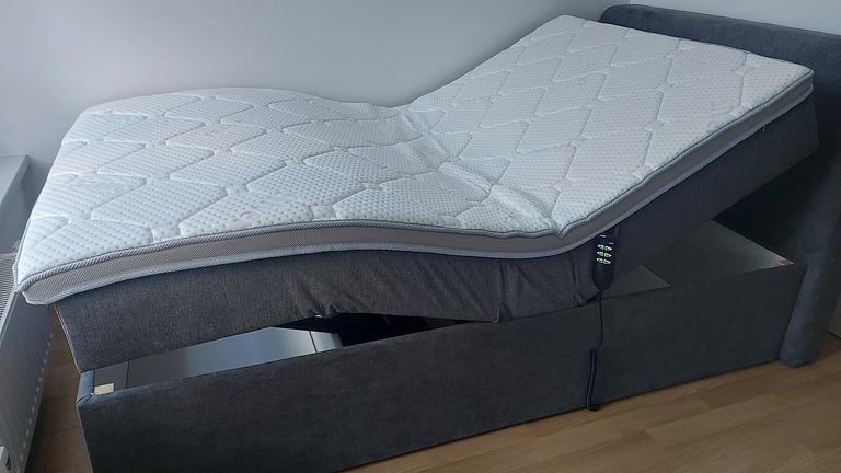 Spezialbett mit elektrischer Steuerung des Kopf- und Fußteils zu verkaufen
