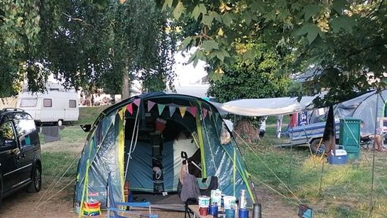 Vorschaubild Campingzelt + Ausrüstung für 4 Personen 