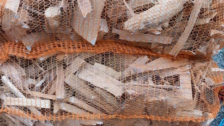 Anzündholz-Mix im Netzsack – Buche, Eiche & Fichte – Trocken und hochwertig
