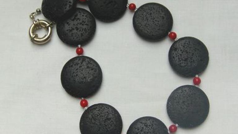 Lavakette mit roten Korallenperlen