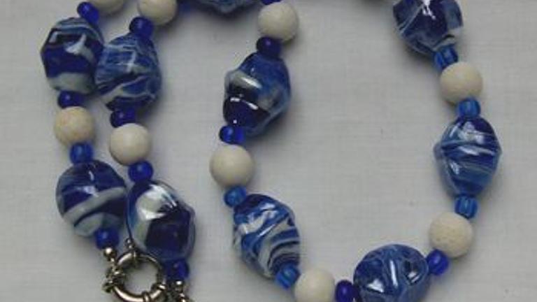 Halskette mit blau-weisseb Perlmutt und weissen Lava
