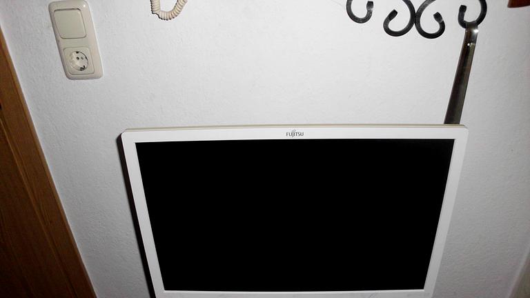 gebe hier ein pc monitor plu zwei tastaruren ab nur für 8euo