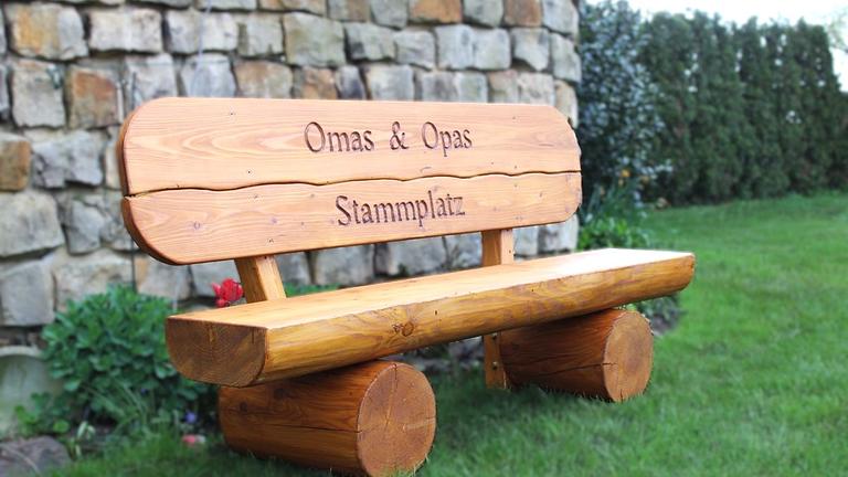 Jubiläumsgeschenk. Holzbank mit Gravur. Krongartmöbel. Sitzbank.
