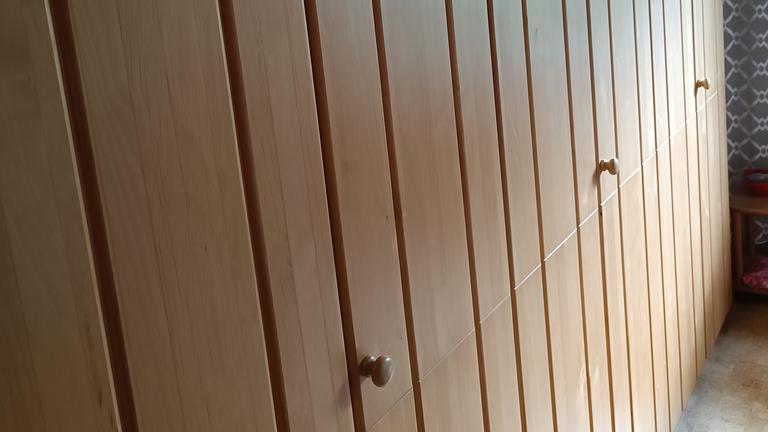 Schlafzimmer Möbel wertig, Buche massiv, Bett, Komm., Nachttische