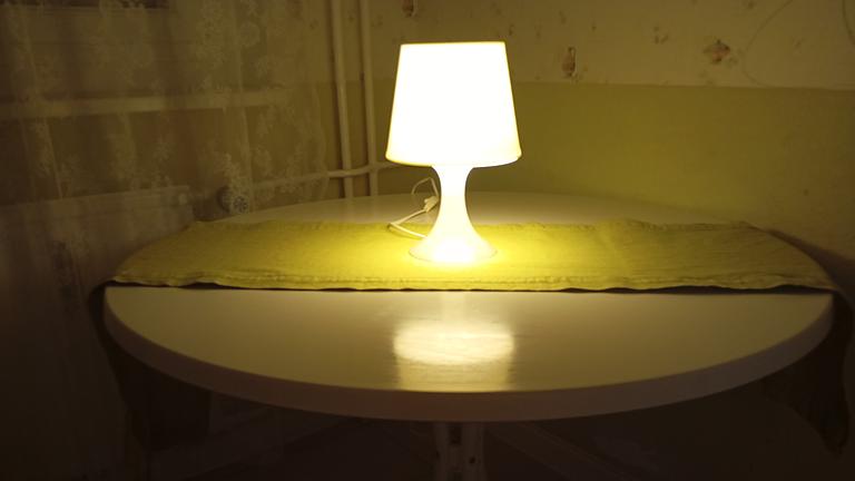 Runder weißer Tisch 1m Durchmesser Preis 5 Euro