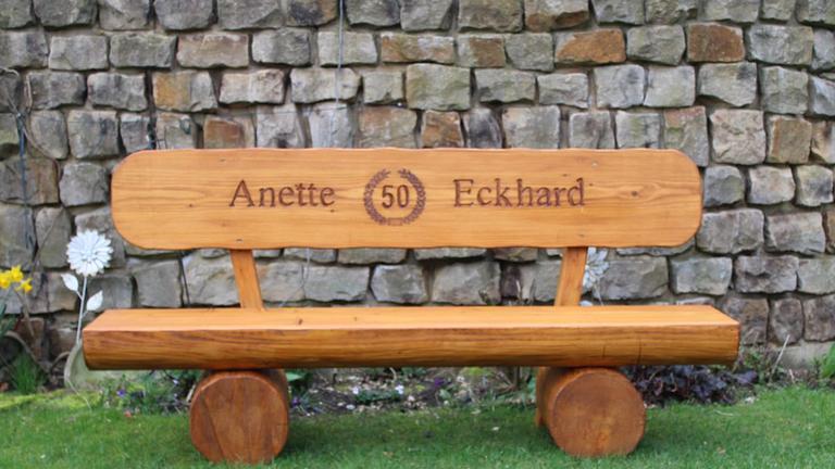 Gartenbank aus Lärche mit Gravur. Hochzeitsgeschenk.
