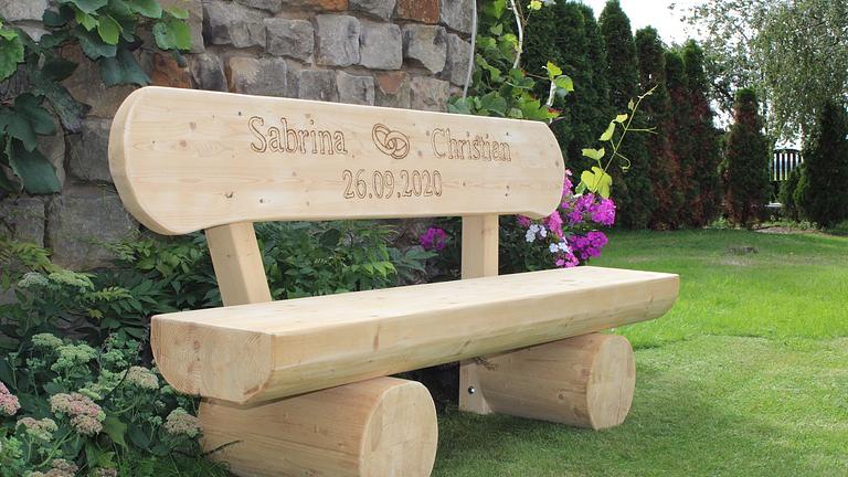 Gartenbank aus Lärche mit Gravur.  Jubiläums Geschenk. Weinachtsgeschenk.